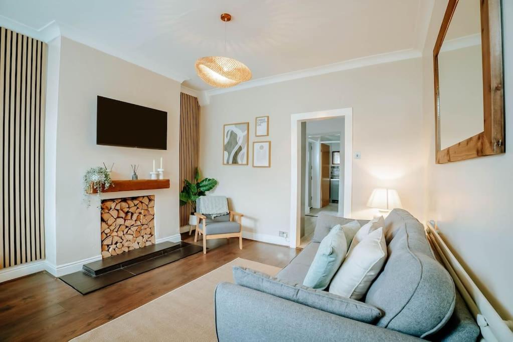 Un televizor și/sau centru de divertisment la Newly Refurbished 3 Bedroom Townhouse Free Parking