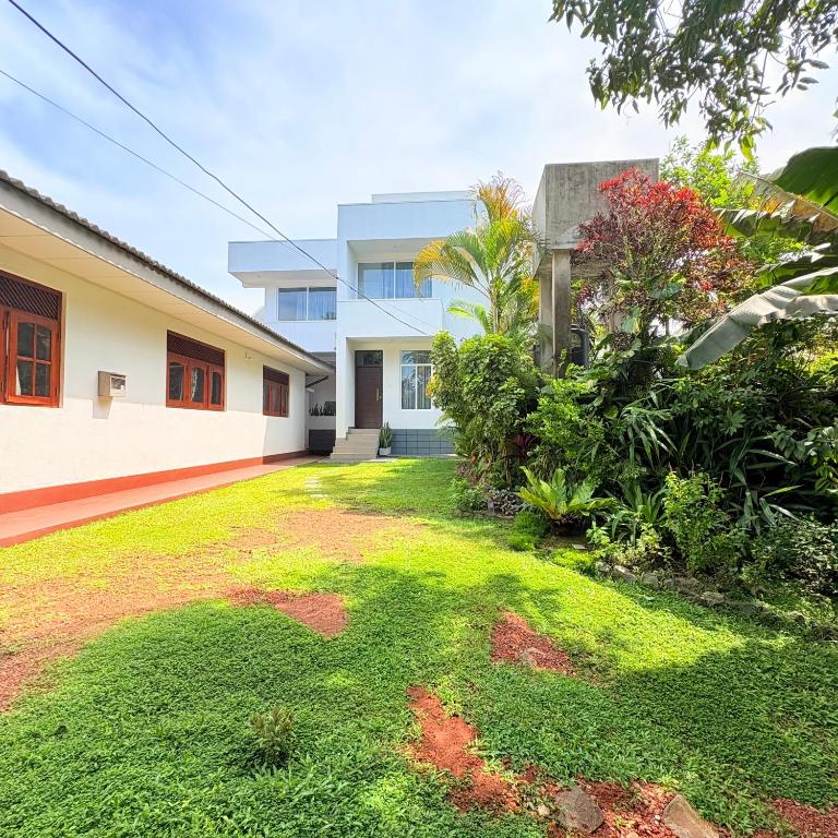 a yard in front of a house at Coastal Cloud in Hikkaduwa