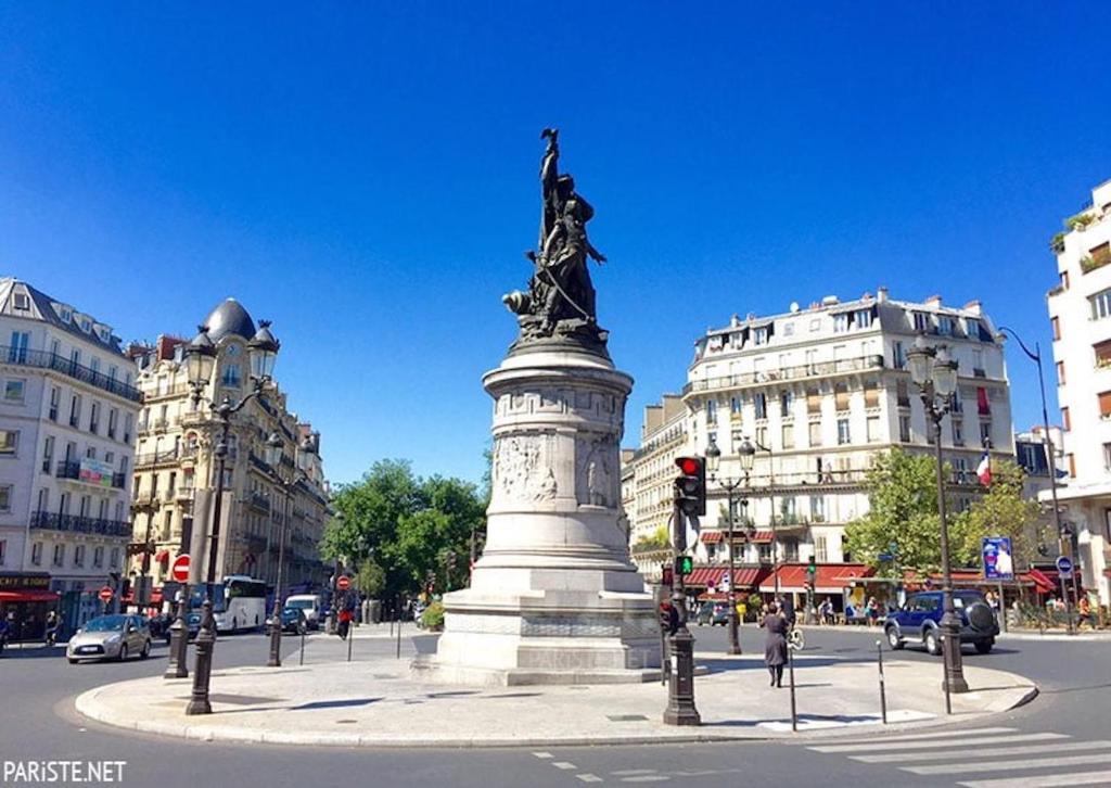 Une statue au milieu d'une rue de la ville dans l'établissement Cozy little duplex near Montmartre, à Paris