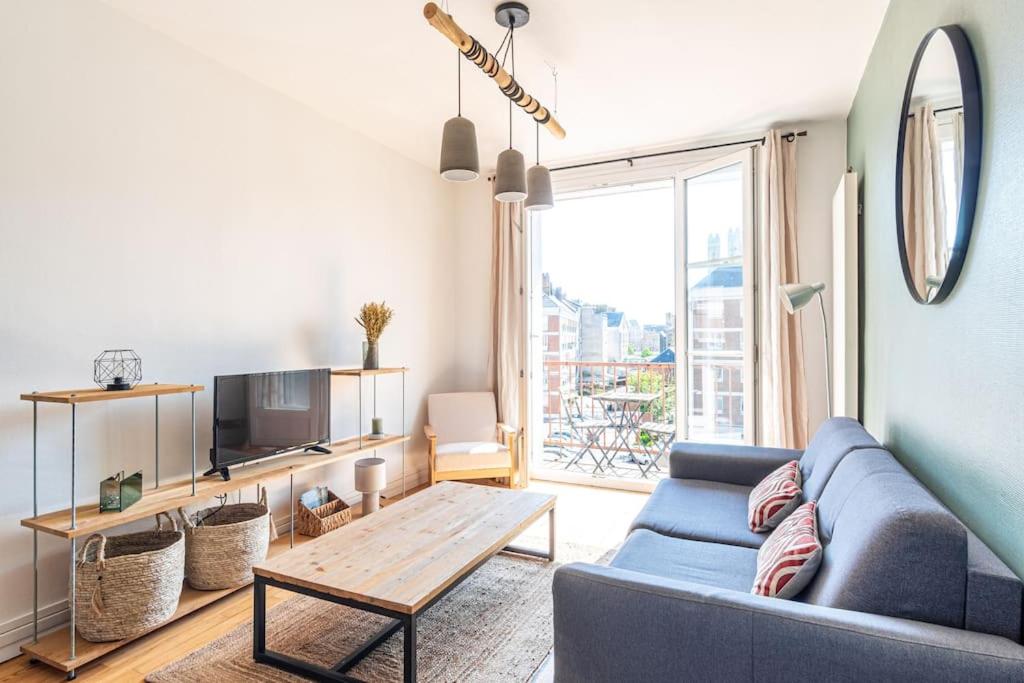 un salon avec un canapé bleu et une table dans l'établissement A l'Abordage ! - Petit balcon - Parking 1 place, au Havre