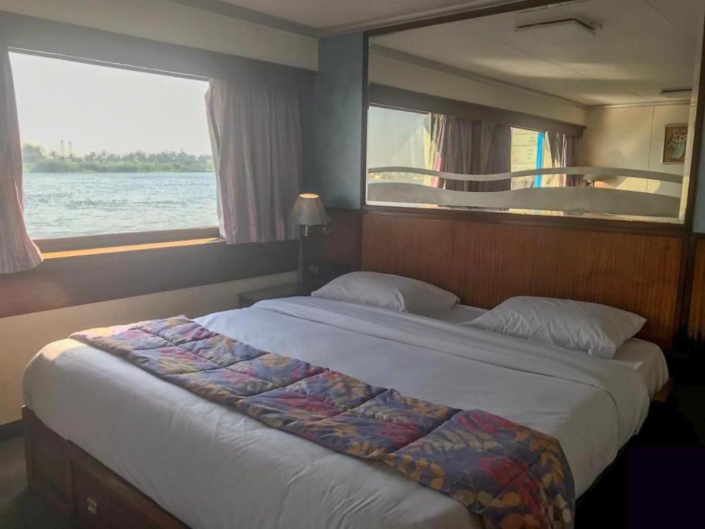 Postel nebo postele na pokoji v ubytování Nile View Aton Cruise