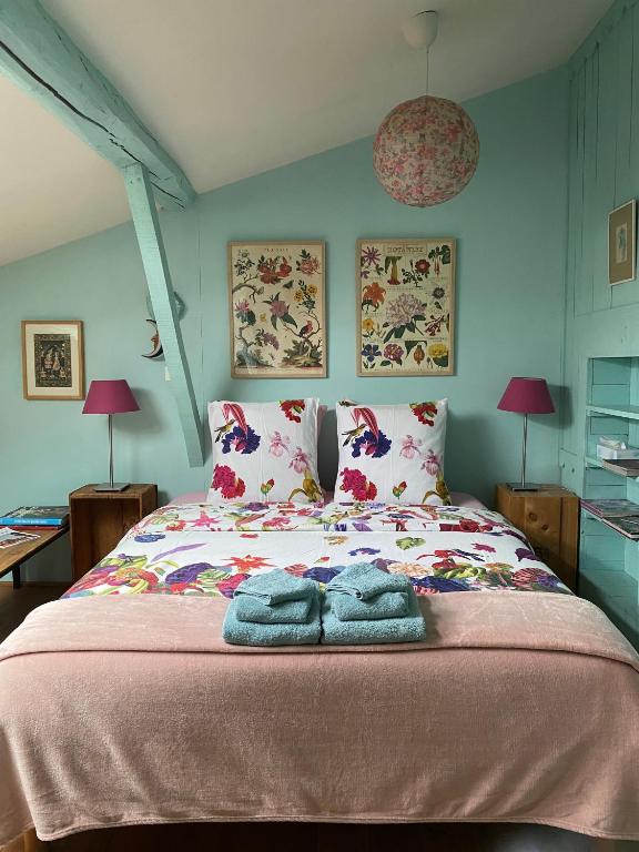 une chambre avec un lit avec des serviettes dessus dans l'établissement Sûn Chambres d'hôtes, à Rabastens