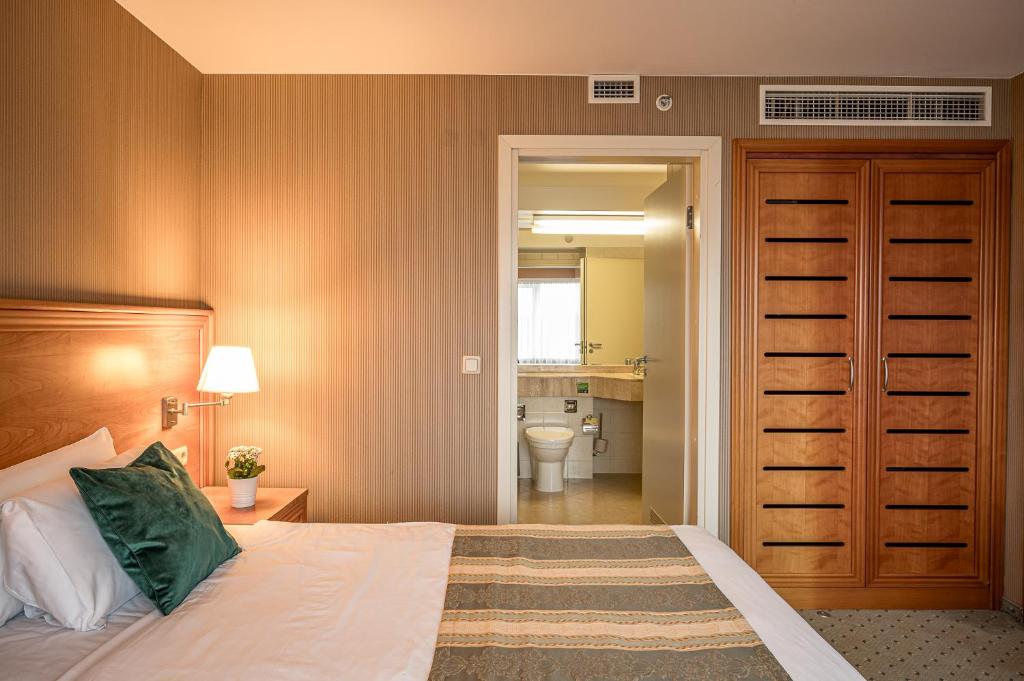 VILNIUS PARK PLAZA HOTEL, Restaurant & Terrace, Panorama Bar, Conference & Banquet Center - 套房