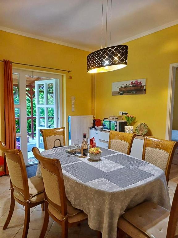 Kuchyň nebo kuchyňský kout v ubytování Relax Wellness Apartman