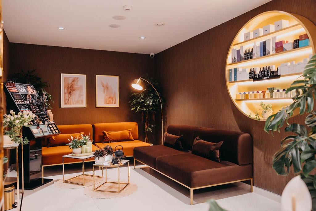 salon ze skórzaną kanapą i lustrem w obiekcie Elements Hotel&Spa w Świeradowie Zdroju