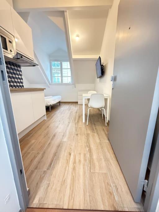Cette chambre comprend une cuisine et une salle à manger avec une table. dans l'établissement Studio in the 16th, à Paris