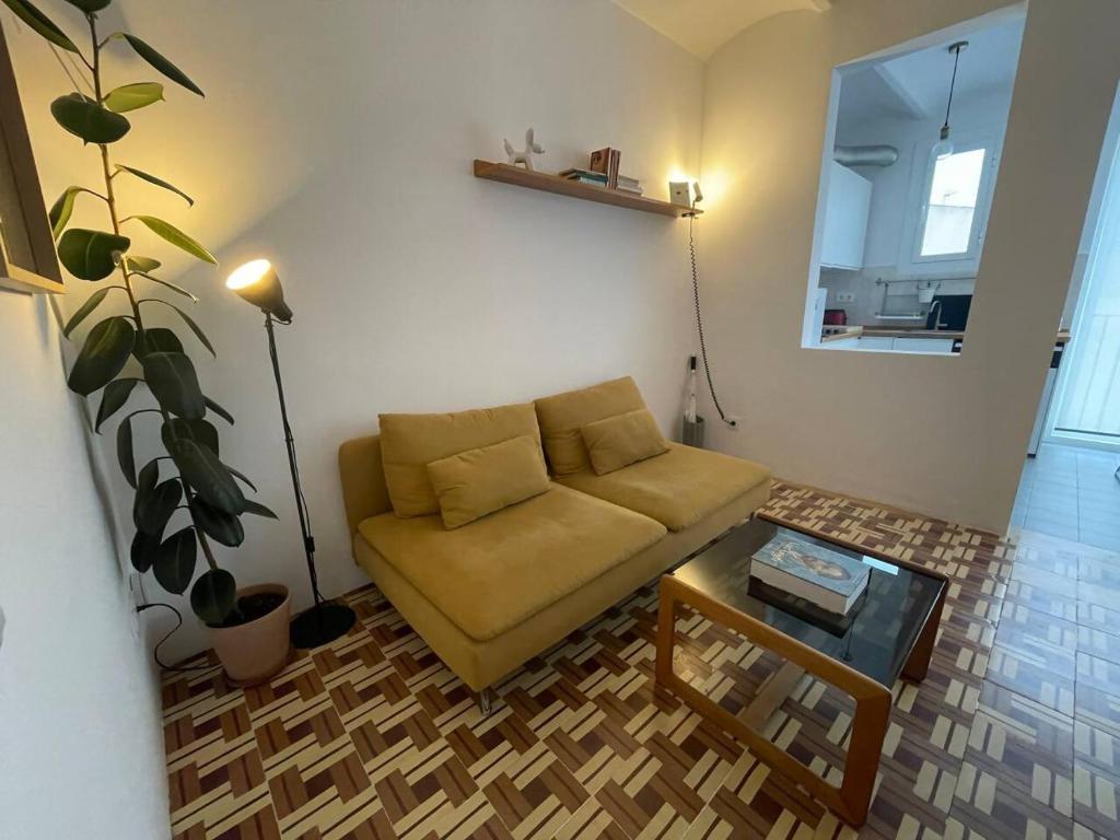 una sala de estar con un sofá y una mesa en Barcelona Besos Apartment 15' to Plaza Cataluña, en Sant Adrià de Besòs