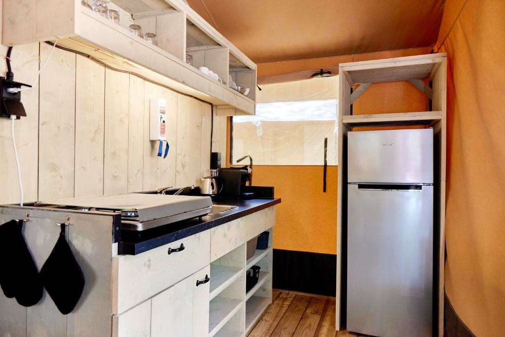 Kuchyň nebo kuchyňský kout v ubytování Glamping at Sardinia