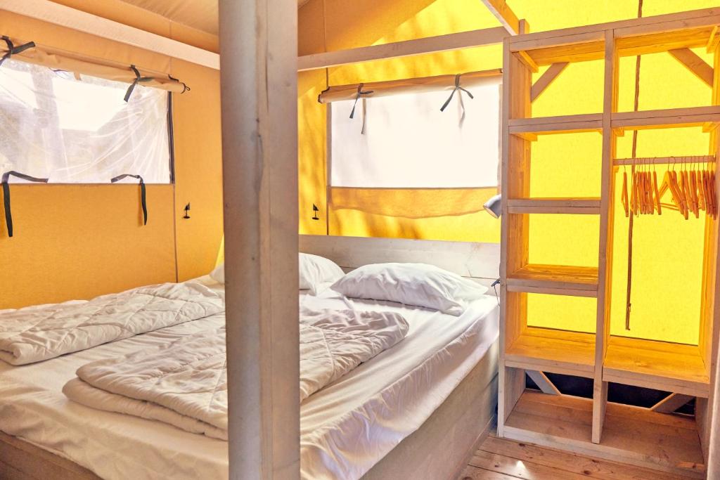 Postel nebo postele na pokoji v ubytování Glamping at Sardinia