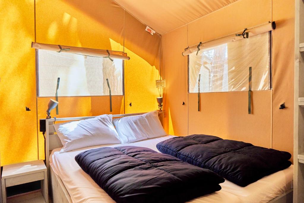 Postel nebo postele na pokoji v ubytování Glamping at Sardinia