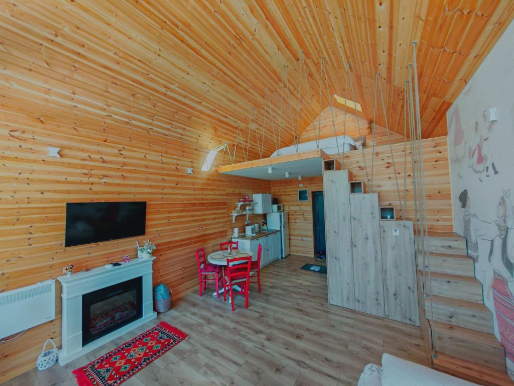 TV a/nebo společenská místnost v ubytování Suspended Tiny House