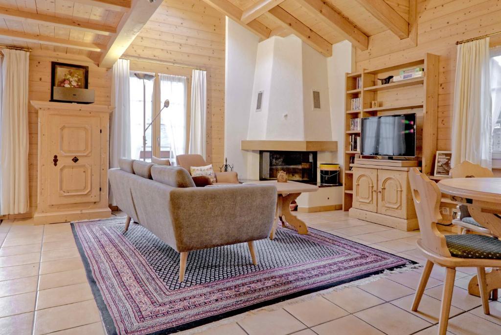 a living room with a couch and a table at Apartment St. Louis 3.5 - GriwaRent AG in Grindelwald