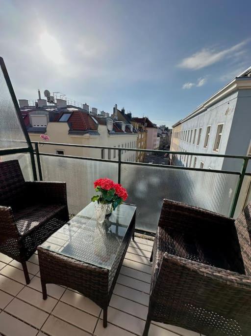 Balkón alebo terasa v ubytovaní Sunny Balcony City Apartment