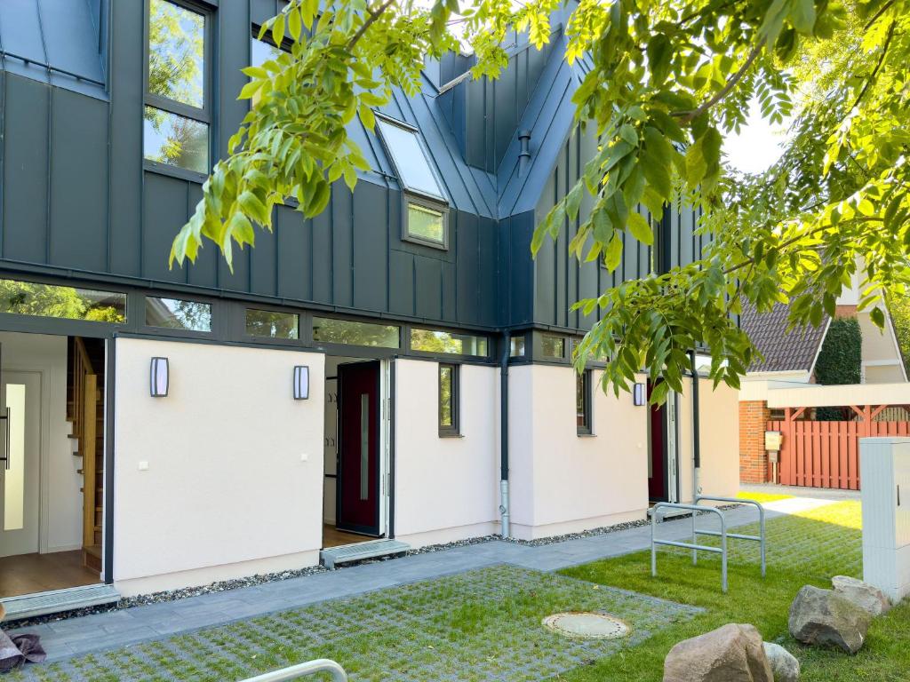 una vista exterior de un edificio con puertas blancas en Kraanstiet 3, en Zingst