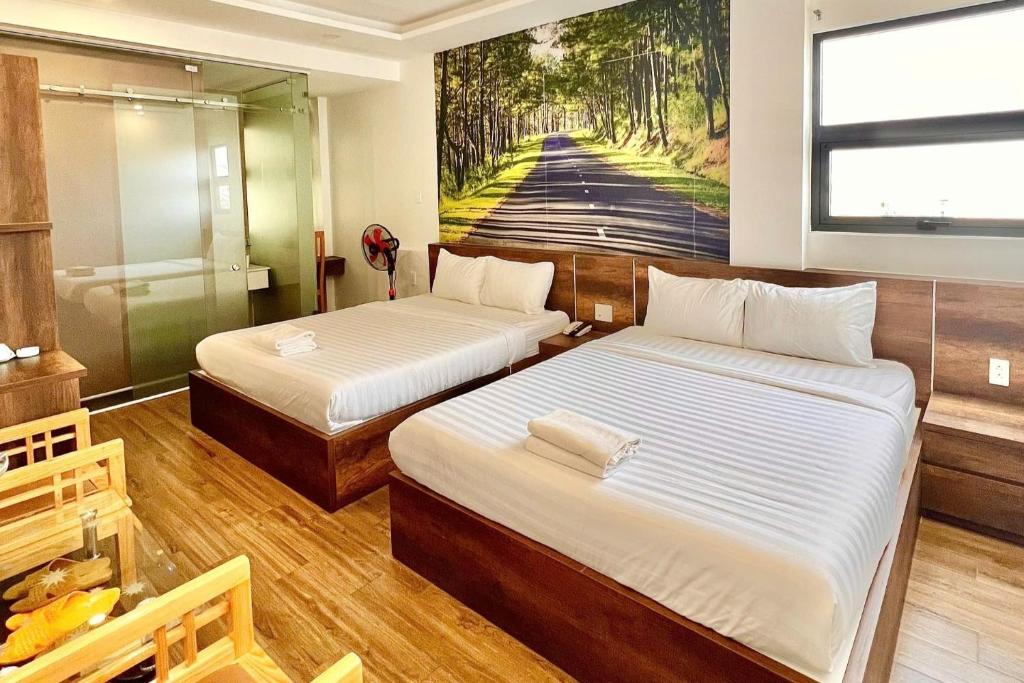 Postel nebo postele na pokoji v ubytování Lien's Hotel Đà Lạt