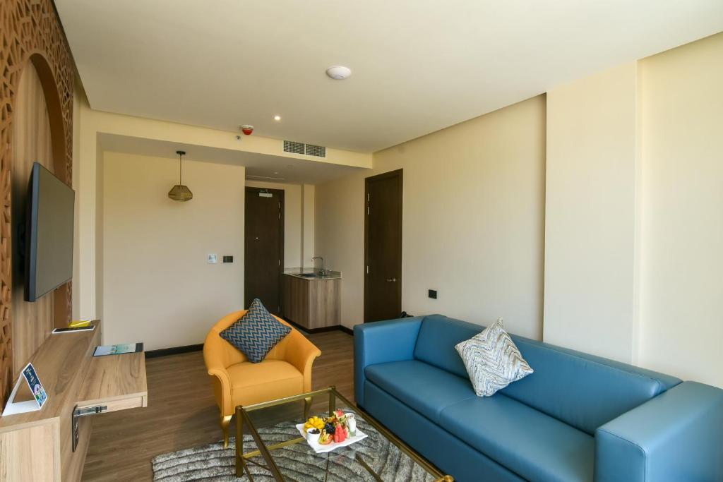 Televisi dan/atau pusat hiburan di Golden Tulip Zanzibar Airport Hotel & Spa