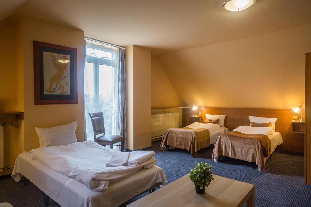 Postel nebo postele na pokoji v ubytování Hotel Luna Budapest