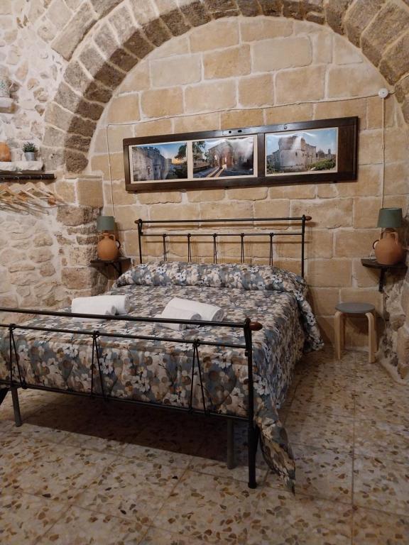 Postel nebo postele na pokoji v ubytování DOMUS CESARE - dimora storica totalmente in pietra nel cuore del centro storico con cabina doccia pietra in camera e zona relax esterna-historic residence entirely made of stone in the heart of the historic center with stone shower cabin in the room