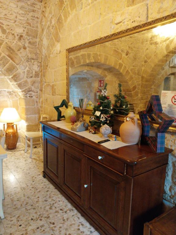 Fotografie z fotogalerie ubytování DOMUS CESARE - dimora storica totalmente in pietra nel cuore del centro storico con cabina doccia pietra in camera e zona relax esterna-historic residence entirely made of stone in the heart of the historic center with stone shower cabin in the room v destinaci Carovigno