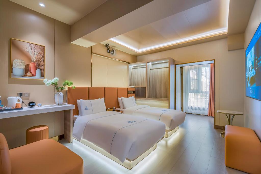 Postel nebo postele na pokoji v ubytování Dequan Luxury Hotel Bird's Nest BranchCoffee, fruits, snacks, a gym and a laundry room are provided for free in the lobby