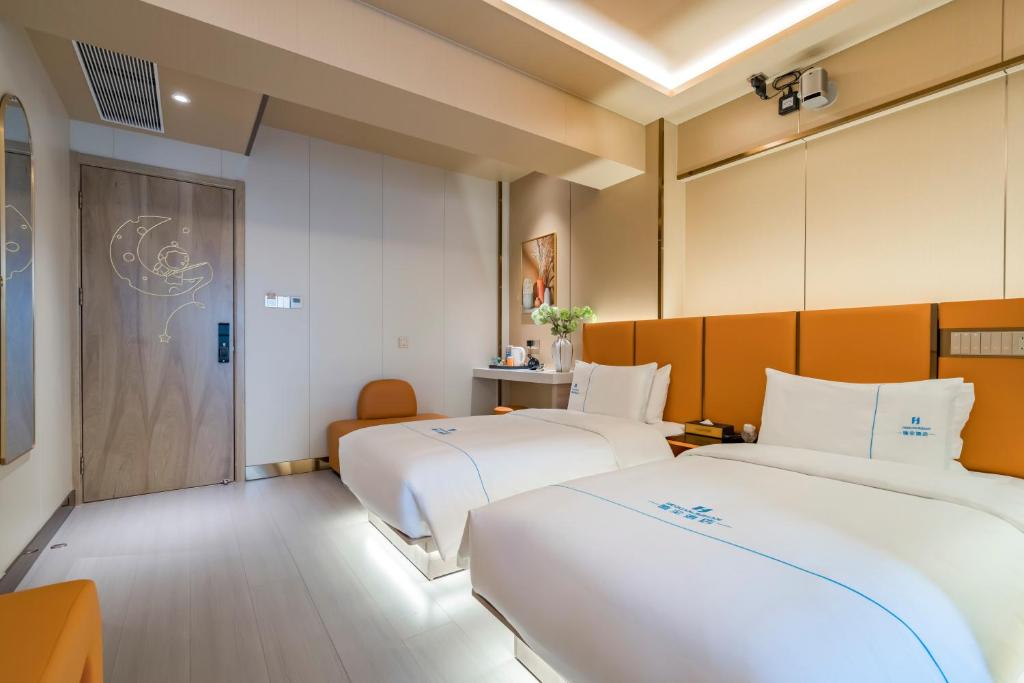 Postel nebo postele na pokoji v ubytování Dequan Luxury Hotel Bird's Nest BranchCoffee, fruits, snacks, a gym and a laundry room are provided for free in the lobby
