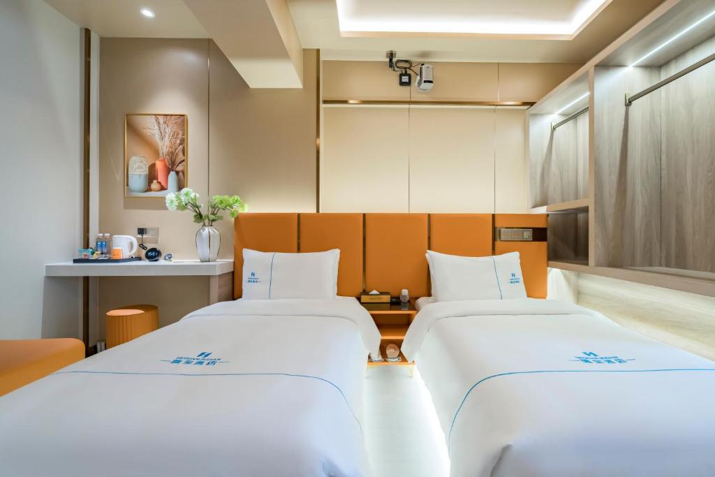 Postel nebo postele na pokoji v ubytování Dequan Luxury Hotel Bird's Nest BranchCoffee, fruits, snacks, a gym and a laundry room are provided for free in the lobby
