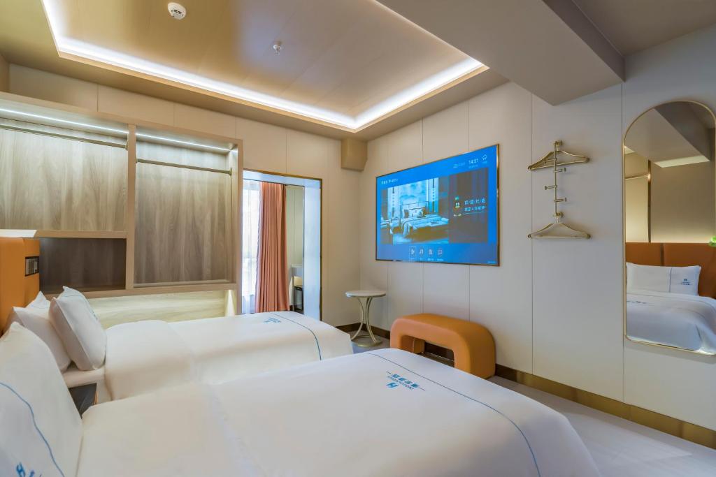 Postel nebo postele na pokoji v ubytování Dequan Luxury Hotel Bird's Nest BranchCoffee, fruits, snacks, a gym and a laundry room are provided for free in the lobby