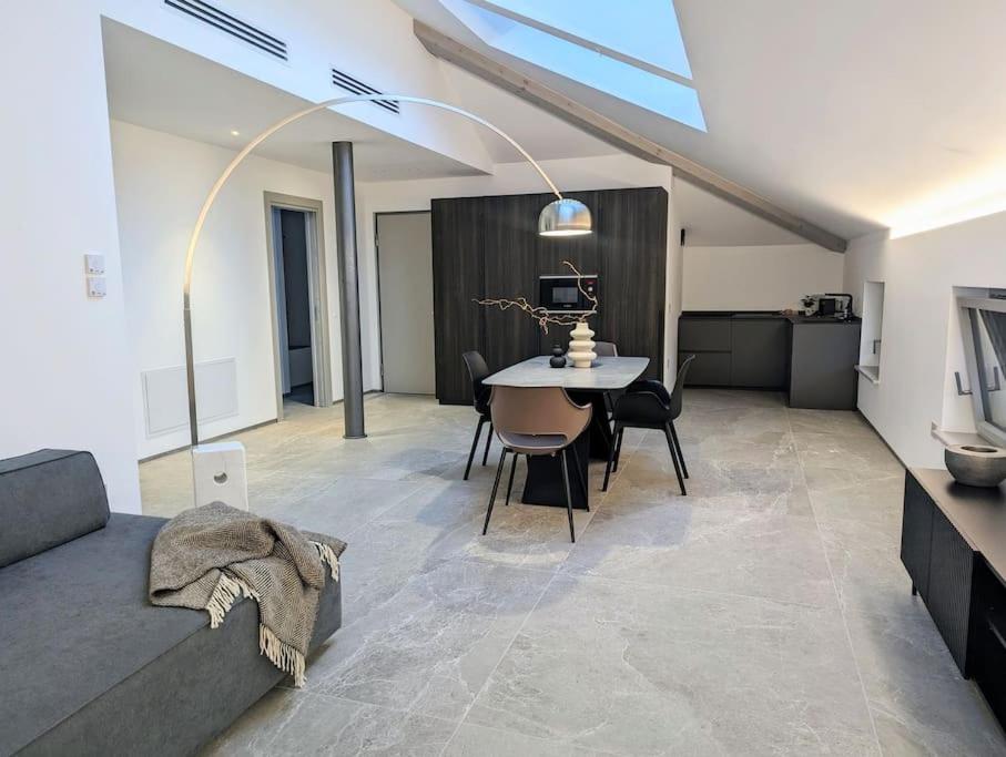 een woonkamer met een bank en een tafel bij Villa Sembenini Loft in Riva del Garda
