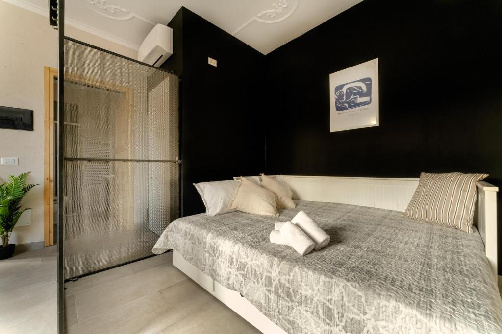 una camera con un letto con una parete nera di Residence La Corte - Bilocale 5 a Novara