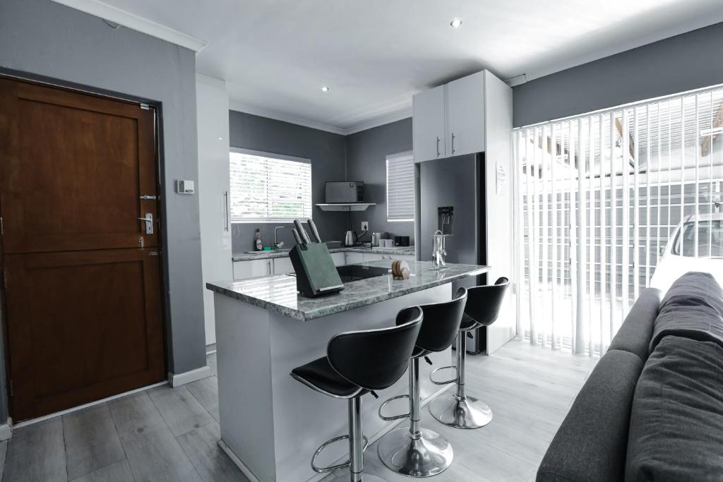 Køkken eller tekøkken på Milo's Sky Grey Guest House - No Load shedding