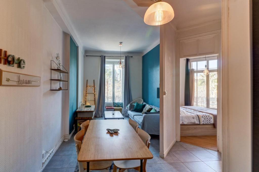 un salon avec une table et une chambre dans l'établissement Lovely 2 bedroom Apartment in Nice with Balcony, à Nice