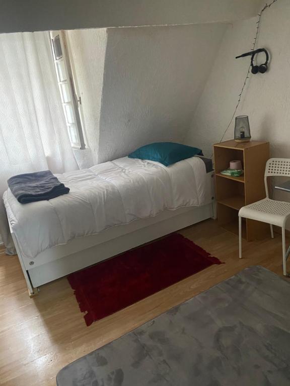 une petite chambre avec un lit et une chaise dans l'établissement Djawed, à Paris