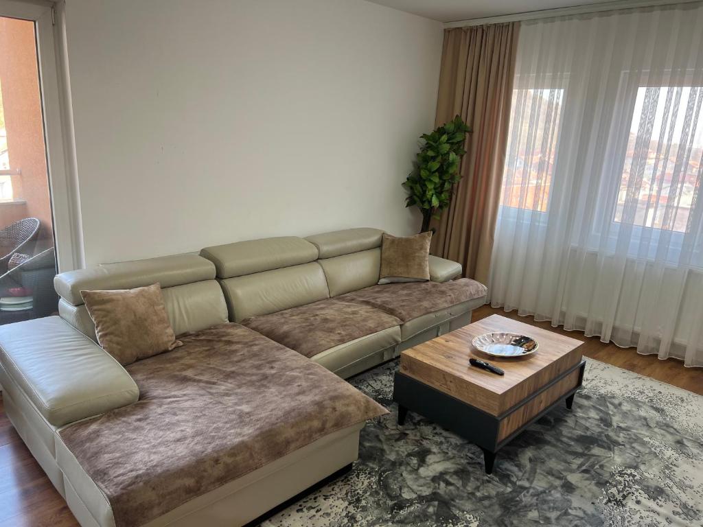 Una sala de estar con un sofá y una mesa de café. en Peja Apartment, en Peje