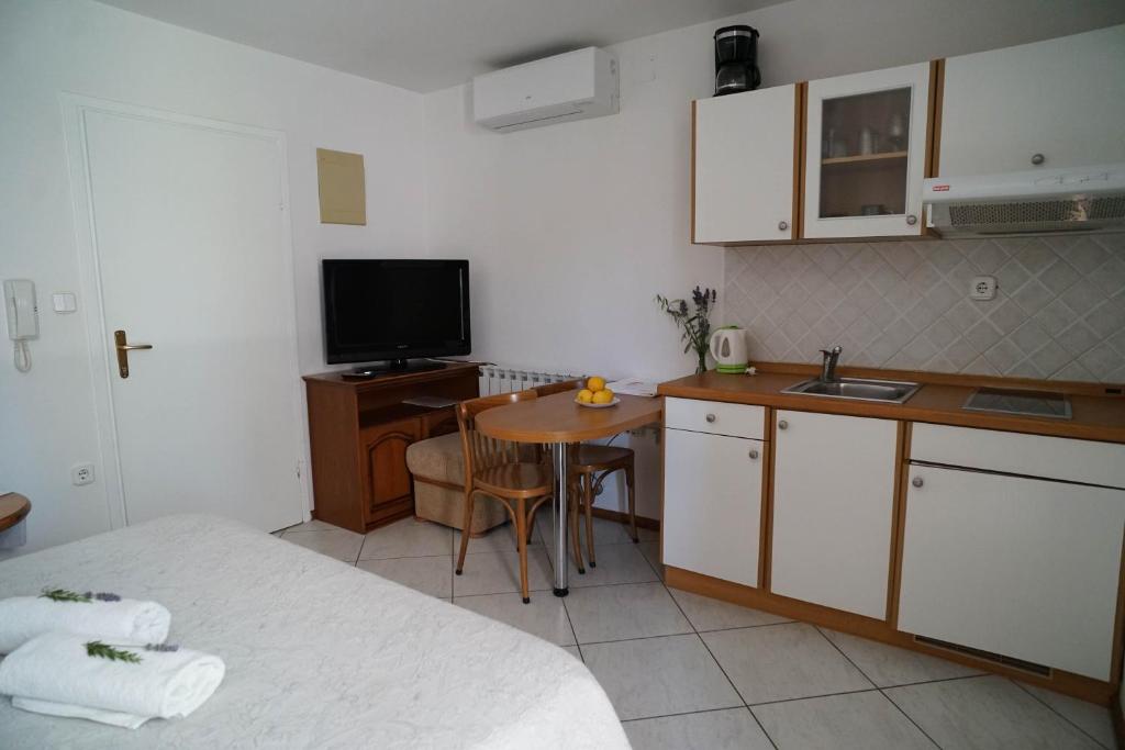 Apartments and Rooms Degra - 9