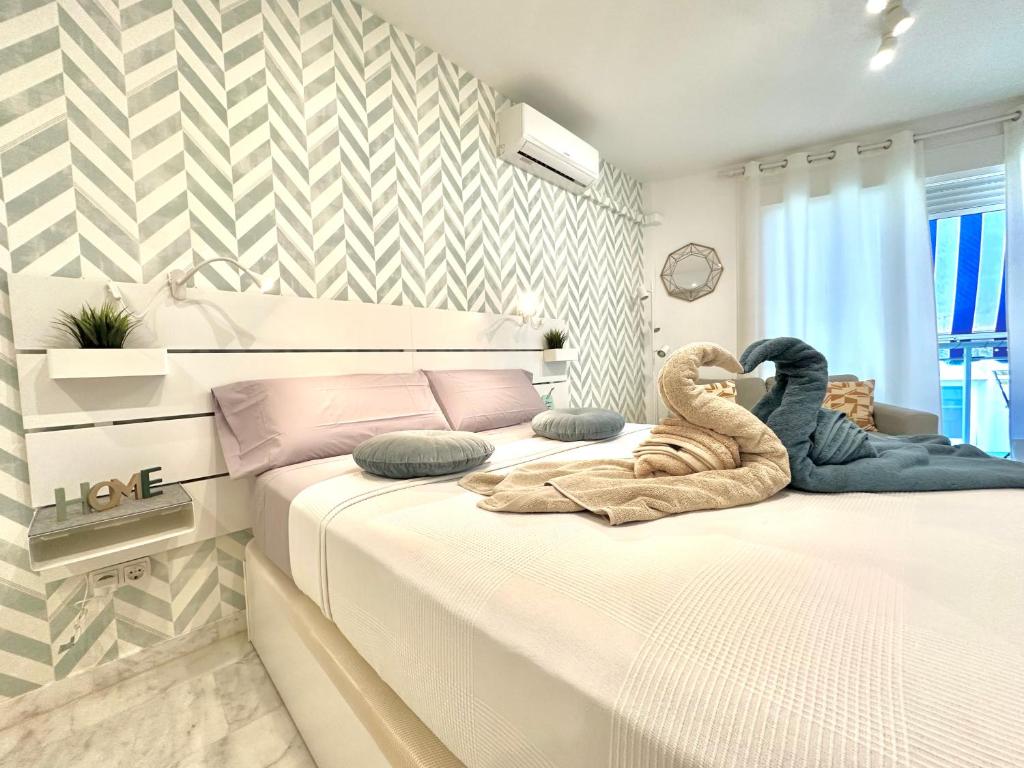 PLA - Modern Studio with Private Terrace and AC - 2 min from the Train Station