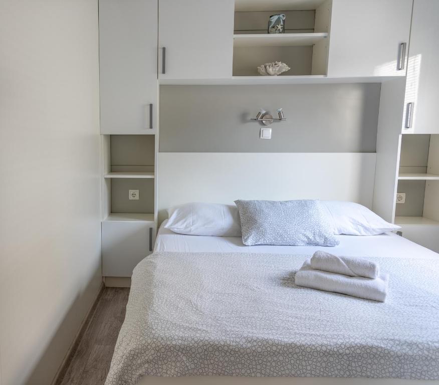 Posteľ alebo postele v izbe v ubytovaní Rasin Mobile Homes