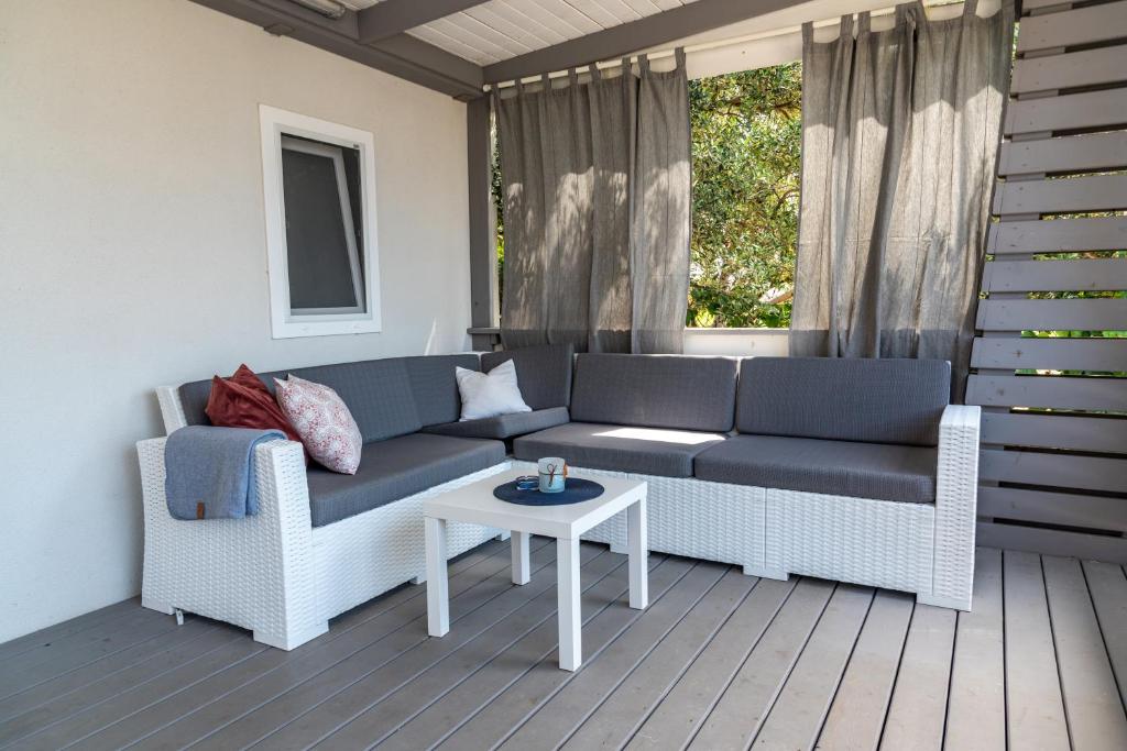 Posedenie v ubytovaní Rasin Mobile Homes