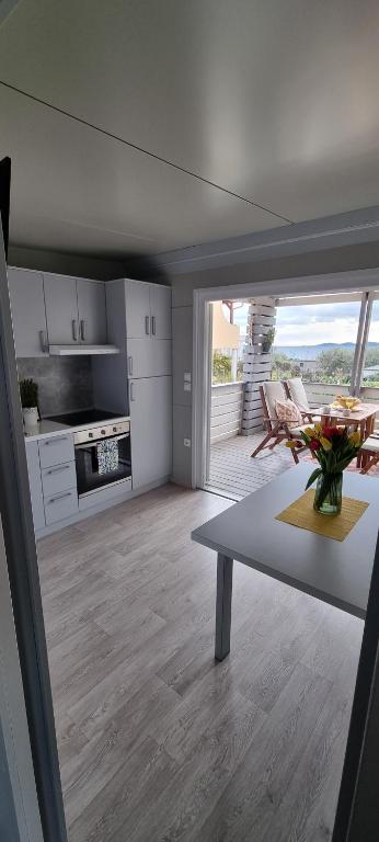 Kuchyňa alebo kuchynka v ubytovaní Rasin Mobile Homes