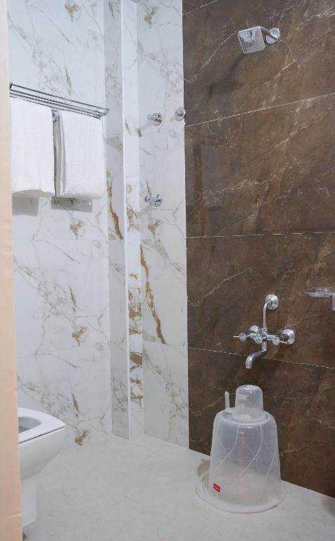 Koupelna v ubytování Hotel GSR Srinivasa Inn