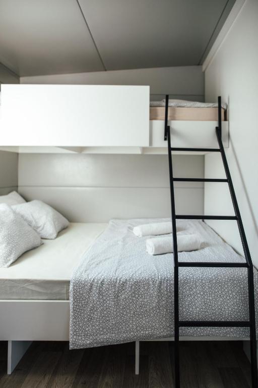Posteľ alebo postele v izbe v ubytovaní Rasin Mobile Homes