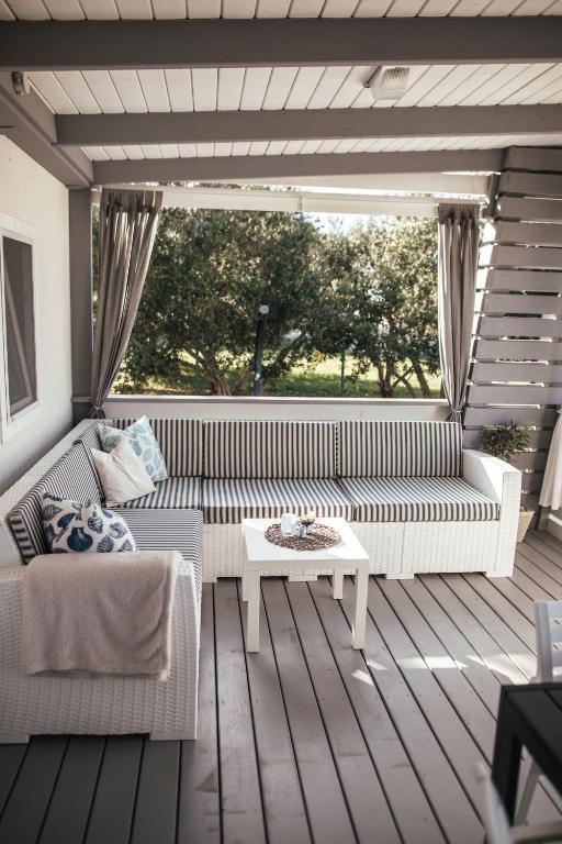 Posedenie v ubytovaní Rasin Mobile Homes