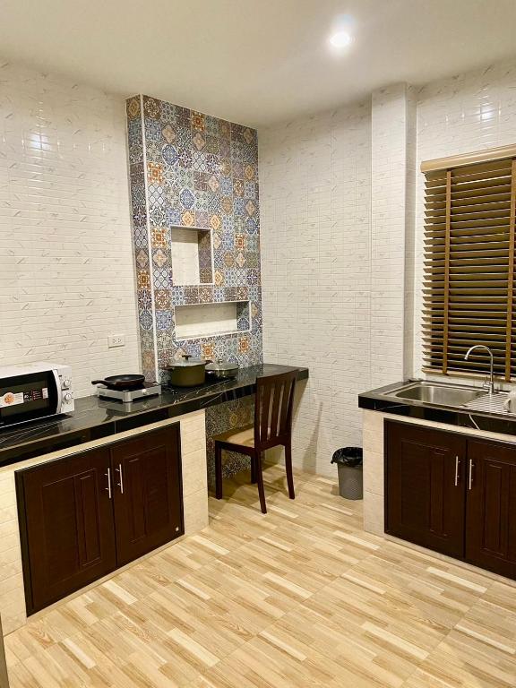 Kuchyň nebo kuchyňský kout v ubytování Hm House Patong