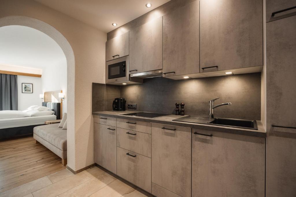 Kuchyň nebo kuchyňský kout v ubytování Jochum Hotel Garni