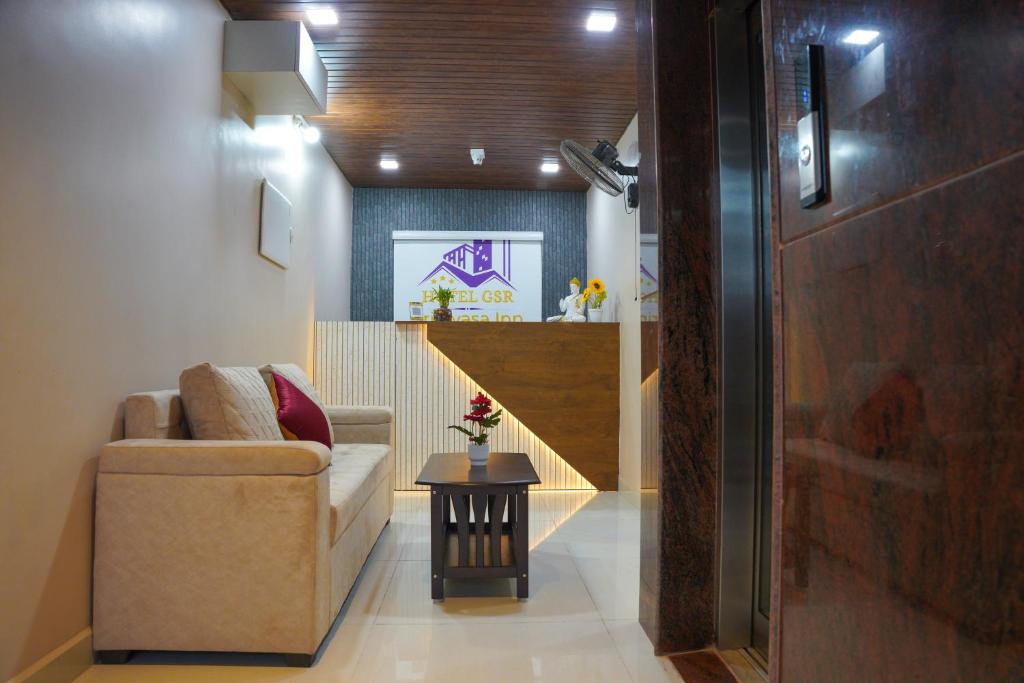 Posezení v ubytování Hotel GSR Srinivasa Inn