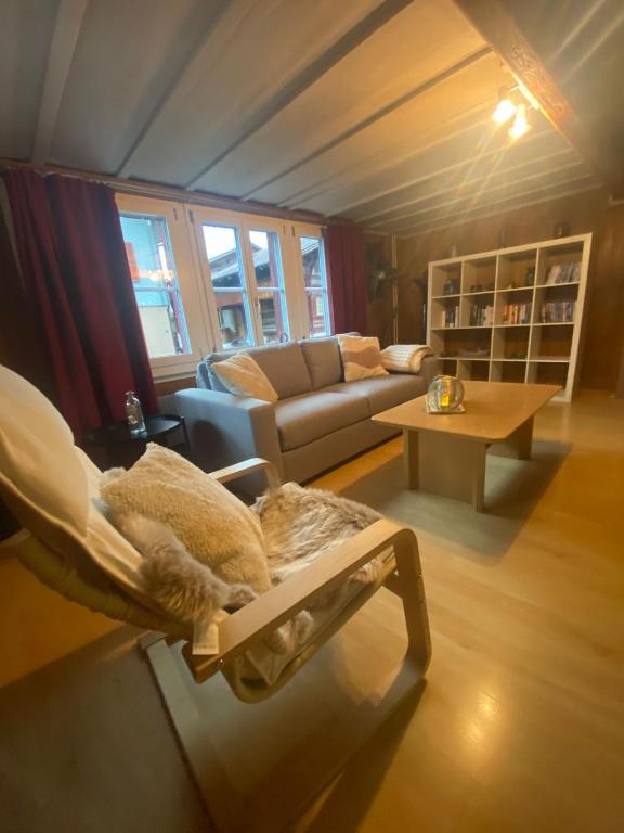 Cosy apartment in heritage protected swiss chalet - Resim 10