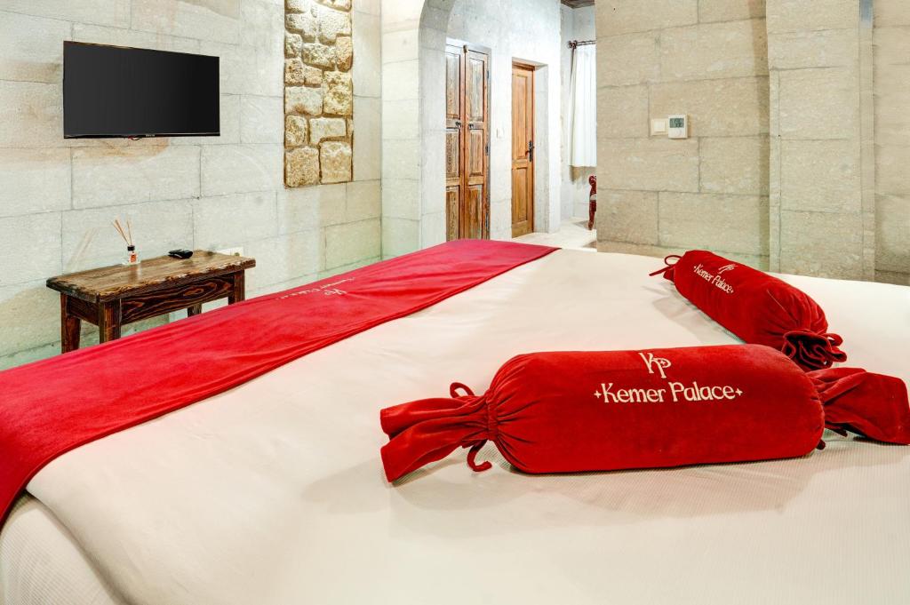 Postel nebo postele na pokoji v ubytování Cappadocia Kemer Palace
