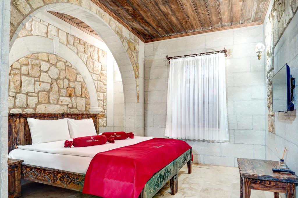 Postel nebo postele na pokoji v ubytování Cappadocia Kemer Palace