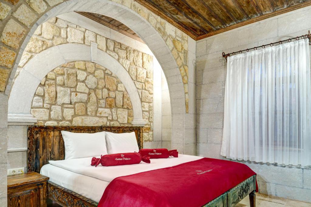 Postel nebo postele na pokoji v ubytování Cappadocia Kemer Palace