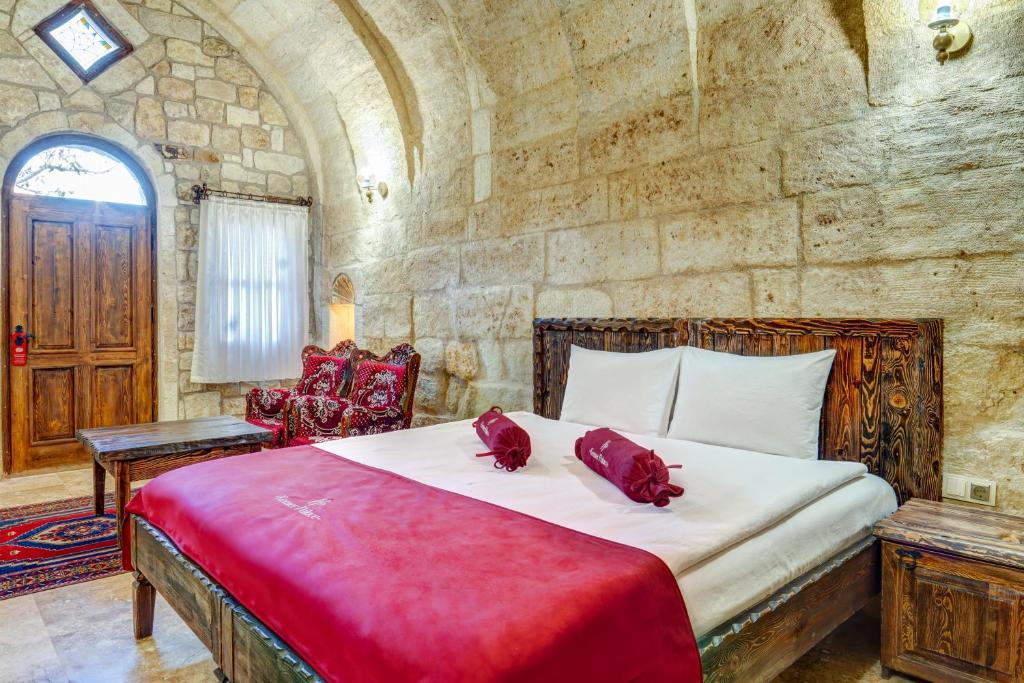 Postel nebo postele na pokoji v ubytování Cappadocia Kemer Palace