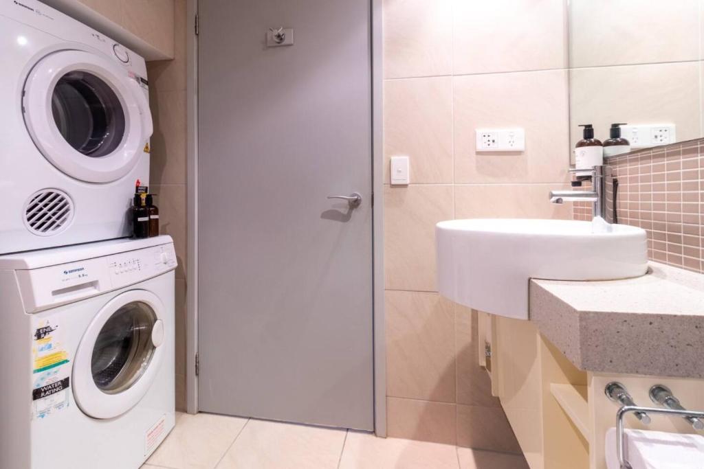 Ένα μπάνιο στο Harbour View Apartment On 11th Floor King Bed